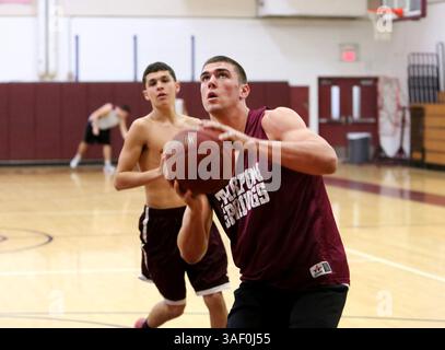 24 février 2015 - Tarpon Springs, Floride, États-Unis - DOUGLAS R. CLIFFORD. Mitch Wilcox, joueur de basket-ball masculin de l'école secondaire Tarpon Springs, conduit pour un layup lors d'un entraînement en équipe mardi (24/02/15) à l'école de Tarpon Springs. L’équipe participera aux demi-finales de classe 5A State avec le lycée James S. Rickards vendredi (27/02/15) lors des Championnats de basket-ball masculin de la FHSAA, qui se dérouleront cette semaine, du mardi au samedi, au Lakeland Center. (Crédit image : © Douglas R. Clifford/Tampa Bay Times/ZUMA Wire) Banque D'Images