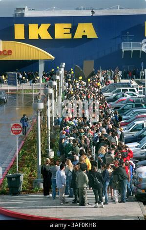La multitude se réunit pour l’ouverture officielle du magasin Ikea Northern California à Emeryville. Les 100 premiers en ligne recevront une chaise gratuite d'Ikea. Mercredi 12 avril 2000. (Sacramento Bee/Michael A. Jones) /ZUMA Press Banque D'Images