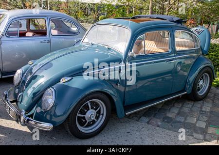 Bordeaux , France - 04 07 2025 : vw Volkswagen Old Beetle ancienne voiture vintage california speed look resto cal avec jantes empi Banque D'Images
