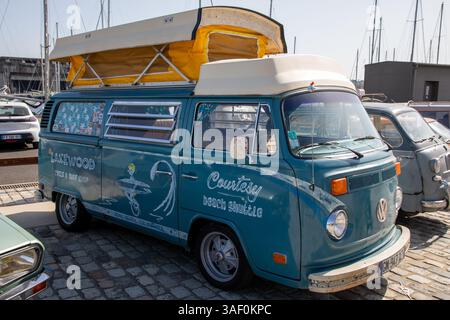 Bordeaux , France - 04 07 2025 : transporteur volkswagen façade fourgon fenêtres type 2 vw bulli microbus Banque D'Images
