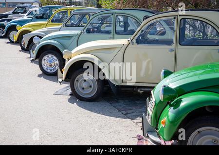 Bordeaux , France - 04 07 2025 : citroën 2cv ligne française cv 2 voiture design vintage historique rétro oldtimer 2 cv Banque D'Images