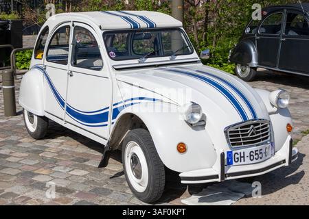 Bordeaux , France - 04 07 2025 : Citroën 2CV série spéciale voiture limitée blanc et bleu de la chaîne de télévision france 3 fr3 Banque D'Images