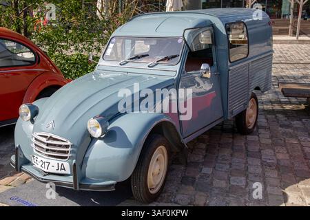 Bordeaux , France - 04 07 2025 : citroën ak 350 2 cv car oldtimer vintage voiture française basée sur rétro 2cv Citroën véhicule Banque D'Images