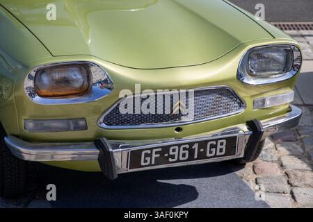 Bordeaux , France - 04 07 2025 : citroën ami 8 logo club marque et signe texte avant phare vintage vieille voiture ami 6 Banque D'Images