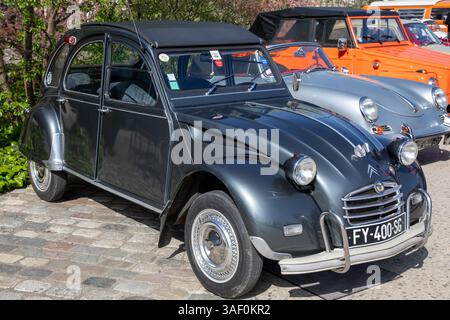 Bordeaux , France - 04 07 2025 : citroën 2CV signe logo de marque sur vieux rétro 2 cv deux chevaux hp vintage restauré voiture historique française ancienne Banque D'Images