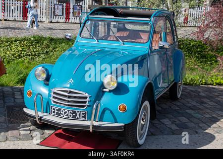 Bordeaux , France - 04 07 2025 : citroën 2CV logo marque 2 cv bleu rétro vintage voiture historique française ancienne Banque D'Images