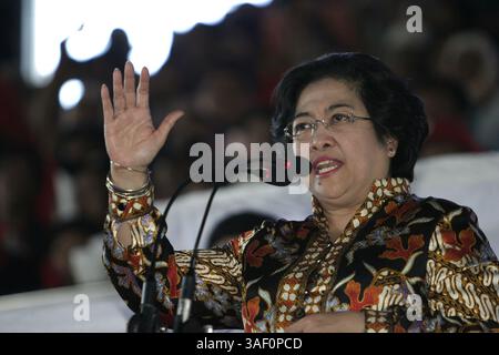10 décembre 2002 ; Jakarta, DKI, Indonésie ; la présidente MEGAWATI SOEKARNOPUTRI et son mari Taufik Kimas assistent à un mariage. (Crédit image : © Sinartus Sosrodjojo/JiwaFoto/ZUMA Press) Banque D'Images