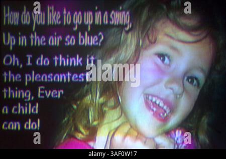 25 juillet 2002 ; Garden Grove, CA, États-Unis ; un homme du lac Elsinore a été reconnu coupable jeudi 28 avril 2005 d'enlèvement, d'agression sexuelle puis du meurtre de Samantha Runnion, 5 ans, il y a environ trois ans. Il a fallu moins de neuf heures de délibération à un jury du comté d’Orange sur deux jours pour décider qu’Alejandro Avila, 30 ans, était coupable de toutes les accusations. Photo d'un diaporama lors des funérailles de Samantha Runnion à la Crystal Cathedral de Garden Grove. Runnion a été enlevée à sa maison du comté d'Orange et assassinée. Banque D'Images