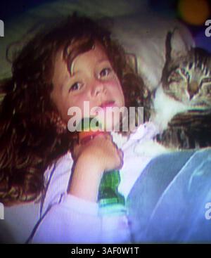 25 juillet 2002 ; Garden Grove, CA, États-Unis ; un homme du lac Elsinore a été reconnu coupable jeudi 28 avril 2005 d'enlèvement, d'agression sexuelle puis du meurtre de Samantha Runnion, 5 ans, il y a environ trois ans. Il a fallu moins de neuf heures de délibération à un jury du comté d’Orange sur deux jours pour décider qu’Alejandro Avila, 30 ans, était coupable de toutes les accusations. Photo d'un diaporama lors des funérailles de Samantha Runnion à la Crystal Cathedral de Garden Grove. Runnion a été enlevée à sa maison du comté d'Orange et assassinée. Banque D'Images
