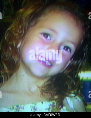 25 juillet 2002 ; Garden Grove, CA, États-Unis ; un homme du lac Elsinore a été reconnu coupable jeudi 28 avril 2005 d'enlèvement, d'agression sexuelle puis du meurtre de Samantha Runnion, 5 ans, il y a environ trois ans. Il a fallu moins de neuf heures de délibération à un jury du comté d’Orange sur deux jours pour décider qu’Alejandro Avila, 30 ans, était coupable de toutes les accusations. Photo d'un diaporama lors des funérailles de Samantha Runnion à la Crystal Cathedral de Garden Grove. Runnion a été enlevée à sa maison du comté d'Orange et assassinée. Banque D'Images