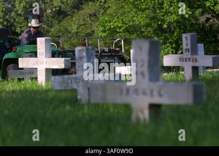 13 avril 2005 ; Huntsville, TX, États-Unis ; cimetière des geôliers de Huntsville. L'unité d'exécution basée au Texas à Huntsville, également connue sous le nom de « The Walls Unit », en raison des murs de briques qui entourent la prison, abrite le couloir de la mort, où les condamnés sont détenus dans de petites cages de verre et d'acier pendant 23 heures toutes les 24 heures. Au moins 341 prisonniers ont été exécutés au Texas depuis 1982. Crédit obligatoire : photo de Nadav Neuhaus/ZUMA Press. (©) Copyright 2005 par Nadav Neuhaus Banque D'Images