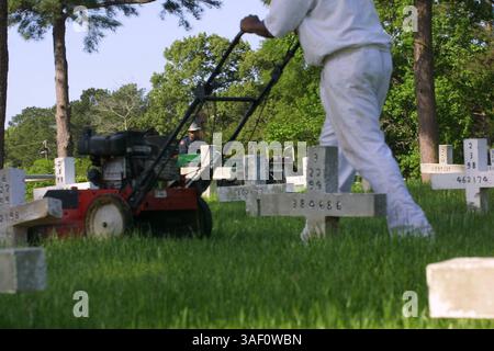 13 avril 2005 ; Huntsville, TX, États-Unis ; un prisonnier travaillant dans le cimetière des geôliers de Huntsville. L'unité d'exécution basée au Texas à Huntsville, également connue sous le nom de « The Walls Unit », en raison des murs de briques qui entourent la prison, abrite le couloir de la mort, où les condamnés sont détenus dans de petites cages de verre et d'acier pendant 23 heures toutes les 24 heures. Au moins 341 prisonniers ont été exécutés au Texas depuis 1982. Crédit obligatoire : photo de Nadav Neuhaus/ZUMA Press. (©) Copyright 2005 par Nadav Neuhaus Banque D'Images