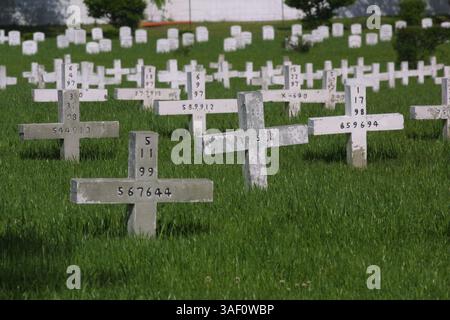 13 avril 2005 ; Huntsville, TX, États-Unis ; le cimetière des geôliers de Huntsville. L'unité d'exécution basée au Texas à Huntsville, également connue sous le nom de « The Walls Unit », en raison des murs de briques qui entourent la prison, abrite le couloir de la mort, où les condamnés sont détenus dans de petites cages de verre et d'acier pendant 23 heures toutes les 24 heures. Au moins 341 prisonniers ont été exécutés au Texas depuis 1982. Crédit obligatoire : photo de Nadav Neuhaus/ZUMA Press. (©) Copyright 2005 par Nadav Neuhaus Banque D'Images