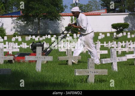 13 avril 2005 ; Huntsville, TX, États-Unis ; un prisonnier travaillant dans le cimetière des geôliers de Huntsville. L'unité d'exécution basée au Texas à Huntsville, également connue sous le nom de « The Walls Unit », en raison des murs de briques qui entourent la prison, abrite le couloir de la mort, où les condamnés sont détenus dans de petites cages de verre et d'acier pendant 23 heures toutes les 24 heures. Au moins 341 prisonniers ont été exécutés au Texas depuis 1982. Crédit obligatoire : photo de Nadav Neuhaus/ZUMA Press. (©) Copyright 2005 par Nadav Neuhaus Banque D'Images