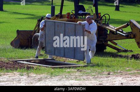 13 avril 2005 ; Huntsville, TX, États-Unis ; les prisonniers préparent une nouvelle tombe dans le cimetière de jailÕs avant l'exécution de deux prisonniers. L'unité d'exécution basée au Texas à Huntsville, également connue sous le nom de « The Walls Unit », en raison des murs de briques qui entourent la prison, abrite le couloir de la mort, où les condamnés sont détenus dans de petites cages de verre et d'acier pendant 23 heures toutes les 24 heures. Au moins 341 prisonniers ont été exécutés au Texas depuis 1982. Crédit obligatoire : photo de Nadav Neuhaus/ZUMA Press. (©) Copyright 2005 par Nadav Neuhaus Banque D'Images