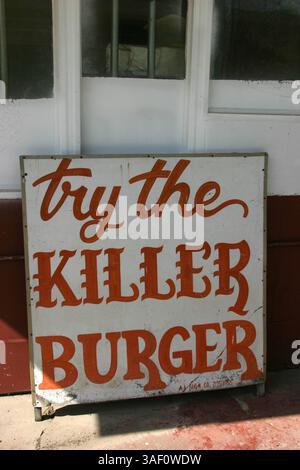 13 avril 2005 ; Huntsville, TX, États-Unis ; un panneau à l'extérieur d'une boutique de hamburgers à Huntsville, juste à l'extérieur des murs du site d'exécution, vante le 'Killer Burger'. L'unité d'exécution basée au Texas à Huntsville, également connue sous le nom de « The Walls Unit », en raison des murs de briques qui entourent la prison, abrite le couloir de la mort. Au moins 341 prisonniers ont été exécutés au Texas depuis 1982. Crédit obligatoire : photo de Nadav Neuhaus/ZUMA Press. (©) Copyright 2005 par Nadav Neuhaus Banque D'Images