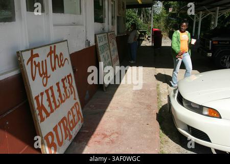 13 avril 2005 ; Huntsville, TX, États-Unis ; un panneau à l'extérieur d'une boutique de hamburgers à Huntsville, juste à l'extérieur des murs du site d'exécution, vante le 'Killer Burger'. L'unité d'exécution basée au Texas à Huntsville, également connue sous le nom de « The Walls Unit », en raison des murs de briques qui entourent la prison, abrite le couloir de la mort. Au moins 341 prisonniers ont été exécutés au Texas depuis 1982. Crédit obligatoire : photo de Nadav Neuhaus/ZUMA Press. (©) Copyright 2005 par Nadav Neuhaus Banque D'Images