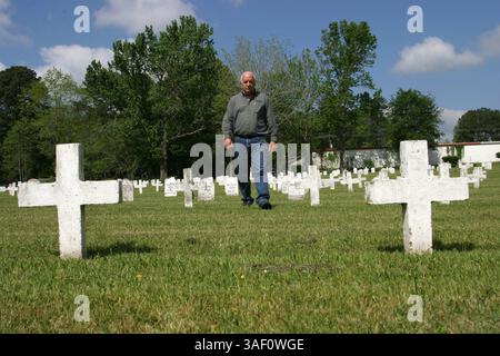 13 avril 2005 ; Huntsville, TX, États-Unis ; Jim Willett au cimetière des geôliers. Willett était en charge de l'exécution de 89 personnes pendant son travail dans le département de l'exécution. Il a pris sa retraite après 30 ans de service dans l'unité et a récemment fini d'écrire un livre pendant son service. Crédit obligatoire : photo de Nadav Neuhaus/ZUMA Press. (©) Copyright 2005 par Nadav Neuhaus Banque D'Images