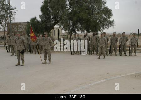 20 avril 2005 ; Al Asad, Irak ; Marines avec quartier général et compagnie de services, bataillon de sécurité provisoire, en formation lors de la cérémonie de changement de commandement entre le 1er lieutenant Michael K. Mishoe Jr. et le capitaine Tom Chhabra le 20 avril. Mishoe, de Corning, Calif, vient à l'unité de la compagnie Bravo, bataillon de sécurité provisoire. Chhabra, commandant sortant et West Windsor, N. J, natif, prend le commandement de la compagnie en février 2004. Crédit obligatoire : photo du caporal Alicia M. Garcia/DOD/ZUMA Press. (©) Copyright 2005 par US DOD photo Banque D'Images