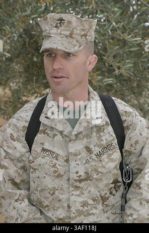 20 avril 2005 ; Al Asad, Irak ; le premier lieutenant MICHAEL K. Mishoe Jr., commandant entrant, s'adresse aux Marines de la compagnie après avoir pris le commandement du quartier général et de la compagnie de services, bataillon de sécurité provisoire. Mishoe, de Corning, Calif, vient à l'unité de la compagnie battalionÕs Bravo. Crédit obligatoire : photo du caporal Alicia M. Garcia/DOD/ZUMA Press. (©) Copyright 2005 par US DOD photo Banque D'Images