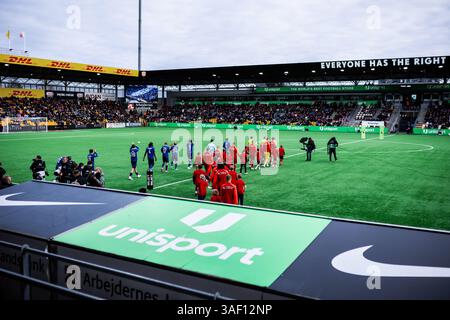 Farum, Danemark. 06 avril 2025. Les joueurs des deux équipes entrent sur le terrain pour le match de Superliga 3F entre le FC Nordsjaelland et le FC Copenhagen à Right to Dream Park à Farum. Crédit : Gonzales photo/Alamy Live News Banque D'Images