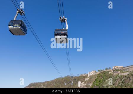 Coblence, Allemagne - 6 avril 2025 : les gens aiment visiter le château d'Ehrenbreitstein en utilisant le funiculaire, traversant le Rhin. Banque D'Images