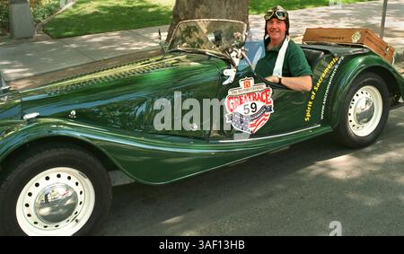 Brendan Cooke, Sacramento, est assis dans sa Morgan de 1959, appelé le Spirit of Sacramento, devant l'hôtel de ville de Sacramento le 5/24/2000 dans le cadre d'une promotion pour la History Channel Great Race. Il conduira la voiture dans la course, qui a seulement pré-1960 voitures de course. Il débutera à Boston le 11 juin et se terminera à Sacramento le 24 juin. (Sacramento Bee/ Leilani Hu ) /ZUMA Press Banque D'Images