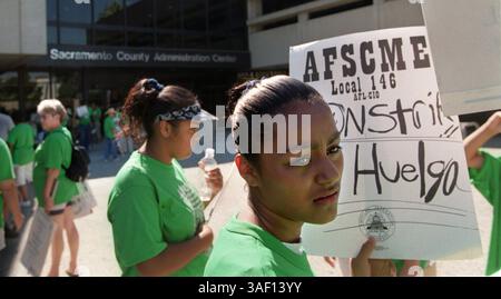 Crystal Palomino et sa sœur Adriana (arrière-plan) sont venues soutenir la manifestation de leur mère Aurelia Palomino (non représentée) devant le Centre d'administration du comté de Sacramento lors d'une réunion du Conseil des superviseurs, mercredi 20 septembre 2000, alors que la section locale 146 de la Fédération américaine des employés d'État, de comté et municipaux (AFSCME) poursuit sa grève qui a commencé dimanche soir. Sacramento Bee/Lezlie Sterling The Sacramento Bee/ZUMA Press Banque D'Images