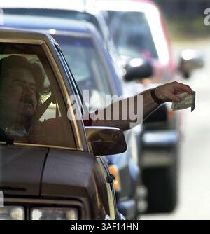 06 juin 2001 ; Oakland, CA, États-Unis ; avec les estimations pour le remplacement de la travée orientale du Bay Bridge qui montent en flèche, des péages plus élevés peuvent-ils être loin derrière ? Banque D'Images