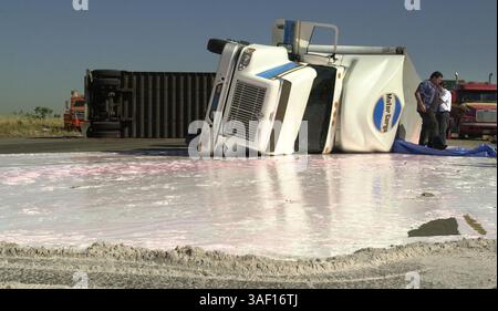 13 mai 2001 ; Walnut Creek, CALIFORNIE, États-Unis ; un déversement d'une substance collante blanche est le résultat d'un gros accident de plate-forme sur l'Interstate 680 en direction sud à Fremont, Calif, près de la sortie Mission Blvd, vers 6h40 le jeudi 31 mai 2001. Le gros engin de forage en direction du nord a perdu le contrôle dans les voies en direction du sud frappant plusieurs voitures et se renversant dans les voies en direction du sud déversant une partie de sa charge. Le camion transportait une charge mixte dont une partie était considérée comme dangereuse. Les remorques devaient être déchargées avant que le nettoyage puisse commencer. L'accident a causé d'importants problèmes de circulation et a fermé le l en direction du sud Banque D'Images