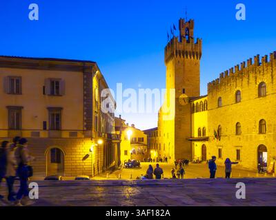 Arezzo, Italie - 1er janvier 2014 : Piazza Grande avec l'église de Santa Maria Della Pieve et le palais Lay Fraternité au crépuscule sous le ciel à Arezzo, Toscane, Banque D'Images