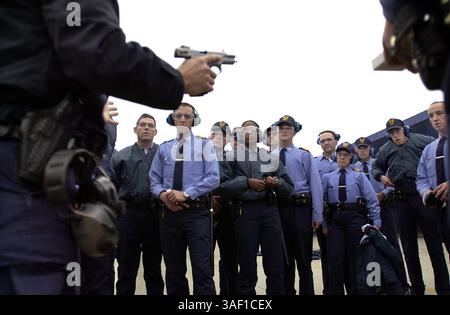 Chris Finnegan, officier des armes de la California Highway Patrol (CHP), instruit les recrues de l'académie, déjà dans leur 17e semaine de l'académie de 26 semaines, sur la sécurité des armes à feu à l'un des champs de tir de l'école située à West Sacramento mercredi matin. L'académie compte environ 260 cadets et un nouveau commandant, le capitaine Cathy Sulinski, la première femme commandant de l'académie. 12/6/00 (Sacramento Bee/Jose M. Osorio) 1215 THE SACRAMENTO BEE/ZUMA Press Banque D'Images