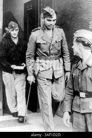 Der prominente deutsche Boxer Max Schmeling als soldat im Zweiten Weltkrieg. Hier beim ersten Ausgang nach seiner Genesung. (Undatierte Aufnahme). AM Banque D'Images