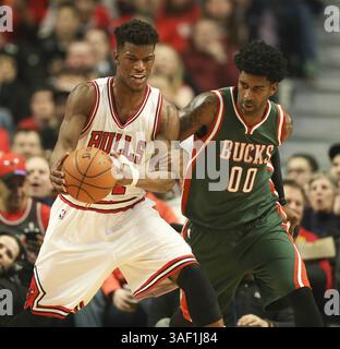 23 février 2015 - Chicago, il, USA - le garde des Bucks de Milwaukee O.J. Mayo (00) saisit le garde des Bulls de Chicago Jimmy Butler (21) par son bras après un vol au cours de la première mi-temps le lundi 23 février 2015, au United Center à Chicago. (Crédit image : © Nuccio Dinuzzo/TNS/ZUMA Wire) Banque D'Images