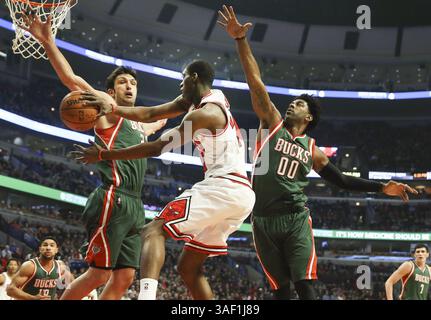 23 fév. 2015 - Chicago, il, USA - L'attaquant des Chicago Bulls Tony Snell (20) fait un passage autour du centre Milwaukee Bucks Zaza Pachulia (27) pendant la première mi-temps le lundi 23 février 2015, au United Center de Chicago. (Crédit image : © Nuccio Dinuzzo/TNS/ZUMA Wire) Banque D'Images