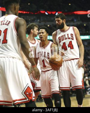 23 février 2015 - Chicago, il, USA - Derrick Rose (1), garde des Bulls de Chicago, réagit après avoir été appelé à une faute sur Jerryd Bayless (19), garde des Bucks de Milwaukee, au cours de la deuxième mi-temps le lundi 23 février 2015, au United Center de Chicago. (Crédit image : © Nuccio Dinuzzo/TNS/ZUMA Wire) Banque D'Images
