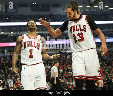 23 février 2015 - Chicago, il, USA - le garde des Bulls de Chicago Derrick Rose (1) et le centre des Bulls de Chicago Joakim Noah (13), après que Rose ait été entachée, au cours de la première mi-temps du lundi 23 février 2015, au United Center à Chicago. (Crédit image : © Nuccio Dinuzzo/TNS/ZUMA Wire) Banque D'Images