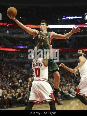 23 février 2015 - Chicago, il, USA - L'attaquant des Bucks de Milwaukee Ersan Ilyasova (7) va au panier contre le garde des Bulls de Chicago Aaron Brooks (0) lors de la deuxième mi-temps le lundi 23 février 2015, au United Center de Chicago. (Crédit image : © Nuccio Dinuzzo/TNS/ZUMA Wire) Banque D'Images