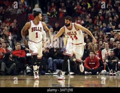 23 février 2015 - Chicago, il, USA - L'attaquant Nikola Mirotic (44) et Derrick Rose (1) des Chicago Bulls après que Mirotic ait fait un panier de trois points tard en deuxième mi-temps le lundi 23 février 2015, au United Center de Chicago. (Crédit image : © Nuccio Dinuzzo/TNS/ZUMA Wire) Banque D'Images