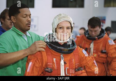 17 avril 2002 ; Houston, TX, États-Unis [emplacement exact inconnu] ; astronaute EILEEN M. COLLINS, commandant de mission STS-114, avant une séance de formation au laboratoire de flottabilité neutre près du Johnson Space Center avec l'aide du technicien de combinaison GEORGE BRITTINGHAM. Banque D'Images
