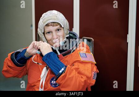 12 novembre 2002 ; Houston, TX, États-Unis ; L'astronaute EILEEN M. COLLINS, commandant de mission STS-114, portait une combinaison d'entraînement de lancement et d'entrée à pleine pression avant le début d'une séance d'entraînement dans l'installation de maquette de véhicule spatial au Johnson Space Center. Banque D'Images