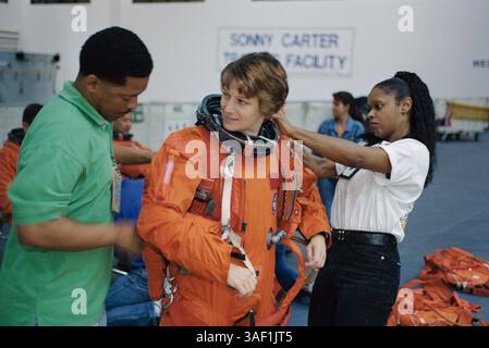 17 avril 2002 ; Houston, TX, États-Unis [emplacement exact inconnu] ; astronaute EILEEN M. COLLINS, commandant de mission STS-114, avant une séance de formation au laboratoire de flottabilité neutre près du Johnson Space Center avec les techniciens de combinaison GEORGE BRITTINGHAM et SHARON MCDOUGLE. Banque D'Images