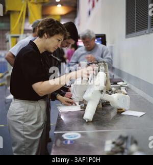 16 décembre 2002 ; Houston, TX, États-Unis ; L'astronaute Eileen M. Collins, commandant de mission STS-114, examine l'équipement d'activité extravéhiculaire (EVA) lors d'une séance d'entraînement au laboratoire de flottabilité neutre (NBL) près du Johnson Space Center. Banque D'Images