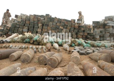 20 avril 2005 ; Tikrit, Irak ; obus d'artillerie, obus de mortier, mines terrestres et des milliers de munitions pour armes légères constituent l'une des 20 caches d'armes que les Marines américains de la Compagnie indienne, 3e bataillon, 4e régiment de Marines ont trouvées lors d'opérations de sécurité et de stabilisation dans la province d'Al Anbar, en Irak. Les techniciens chargés de l'élimination des munitions explosives détruiront les munitions. Crédit obligatoire : photo de DOD/ZUMA Press. (©) Copyright 2005 par courtoisie du DOD Banque D'Images