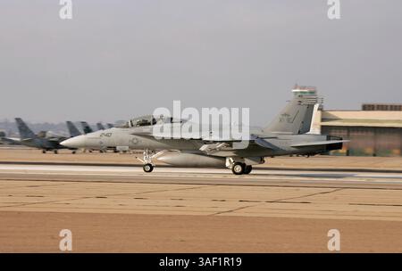 17 juillet 2005 ; Coronado, Californie, États-Unis ; F-16 lors de la première mondiale « furtive » tenue à la Naval Air Station North Island (NASNI). Crédit obligatoire : photo de Lisa O'Connor/ZUMA Press. (©) Copyright 2005 par Lisa O'Connor Banque D'Images
