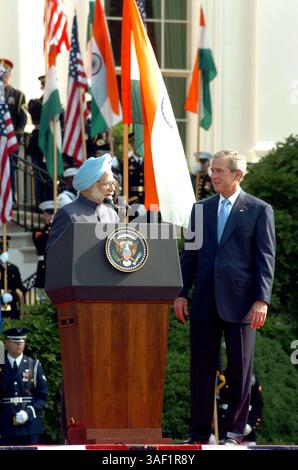 18 juillet 2005 ; Washington, DC, États-Unis ; le premier ministre indien MANMOHAN SINGH et le président américain GEORGE W. BUSH tiennent une conférence de presse à la Maison Blanche à Washington DC. le premier ministre indien effectue une visite de trois jours aux États-Unis. Crédit obligatoire : photo de PIB/ZUMA Press. (©) Copyright 2005 par PIB Banque D'Images