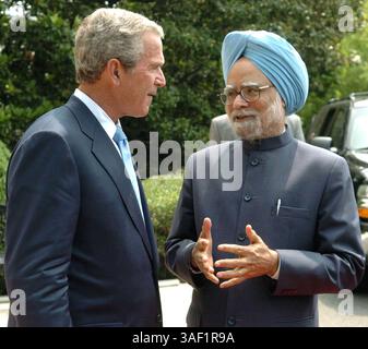 18 juillet 2005 ; Washington, DC, États-Unis ; le premier ministre indien MANMOHAN SINGH avec le président américain GEORGE W. BUSH à la Maison Blanche à Washington DC. le premier ministre indien effectue une visite de trois jours aux États-Unis. Crédit obligatoire : photo de PIB/ZUMA Press. (©) Copyright 2005 par PIB Banque D'Images