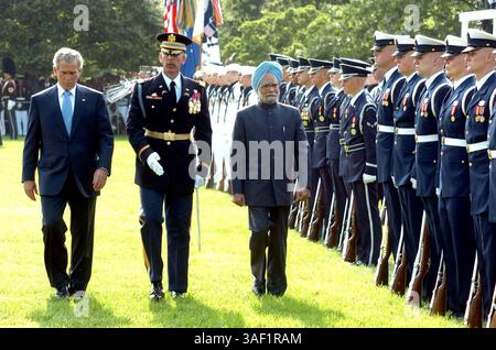 18 juillet 2005 ; Washington, DC, États-Unis ; le premier ministre indien MANMOHAN SINGH est accueilli par la garde d'honneur à la Maison Blanche à Washington DC. le président AMÉRICAIN GEORGE W. BUSH marche sur la gauche. Le premier ministre indien effectue une visite de trois jours aux États-Unis. Crédit obligatoire : photo de PIB/ZUMA Press. (©) Copyright 2005 par PIB Banque D'Images