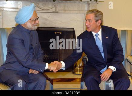 18 juillet 2005 ; Washington, DC, États-Unis ; le premier ministre indien MANMOHAN SINGH avec le président américain GEORGE W. BUSH à la Maison Blanche à Washington DC. le premier ministre indien effectue une visite de trois jours aux États-Unis. Crédit obligatoire : photo de PIB/ZUMA Press. (©) Copyright 2005 par PIB Banque D'Images