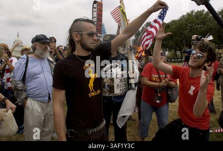 25 septembre 2005 ; Washington, DC, États-Unis ; un militant anti-guerre a brûlé un drapeau américain en face d'un rassemblement qui a eu lieu au Capitol Mall à Washington, DC pour honorer les familles militaires, leurs proches servant dans nos forces armées et leur mission de lutte contre le terrorisme en Irak. Il a été emmené et cité pour avoir allumé un incendie dans un parc national par la police de DC. Crédit obligatoire : photo de Renee C. Byer/Sacramento Bee/ZUMA Press. (©) Copyright 2005 par Sacramento Bee Banque D'Images